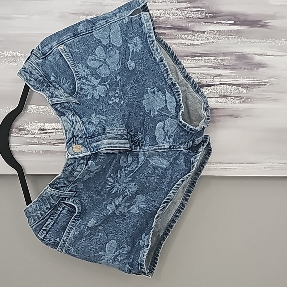 Short Jeans wih flowers print